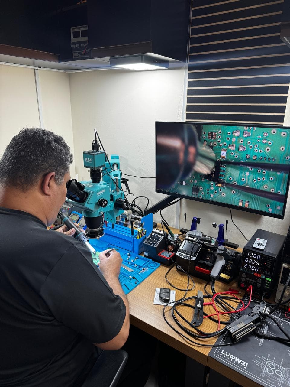 Profissional que atende no Clone Chaveiro Automotivo